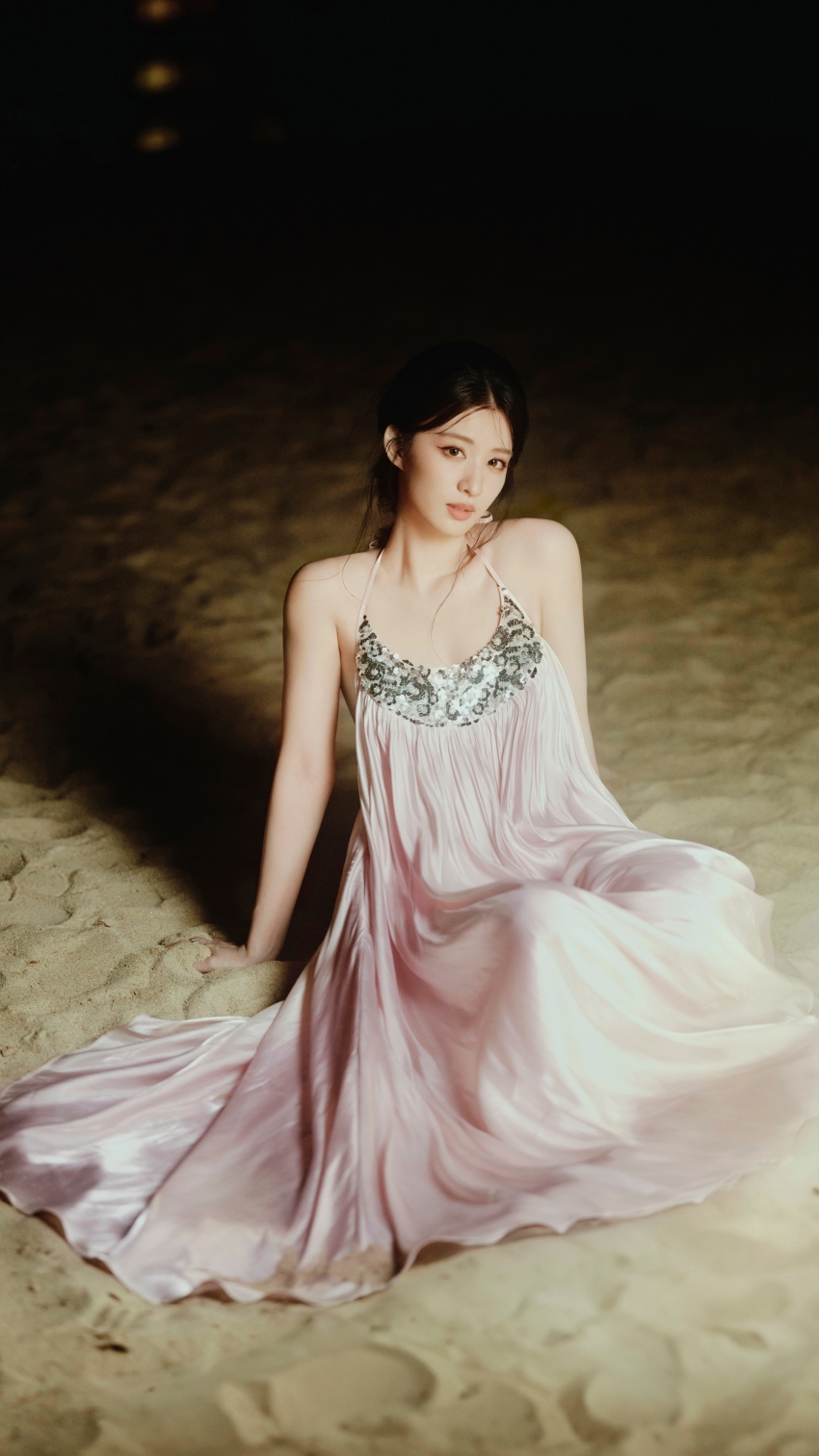 海边沙滩美女 浪漫粉色长裙子 4k手机壁纸竖屏