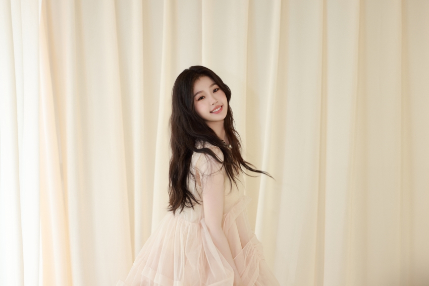 暖色风格窗帘 养眼美女虞书欣4K壁纸 3840x2560