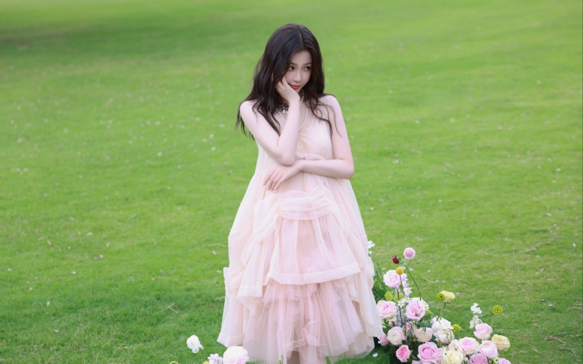 绿色草地鲜花美女虞书欣4K壁纸3840x2400