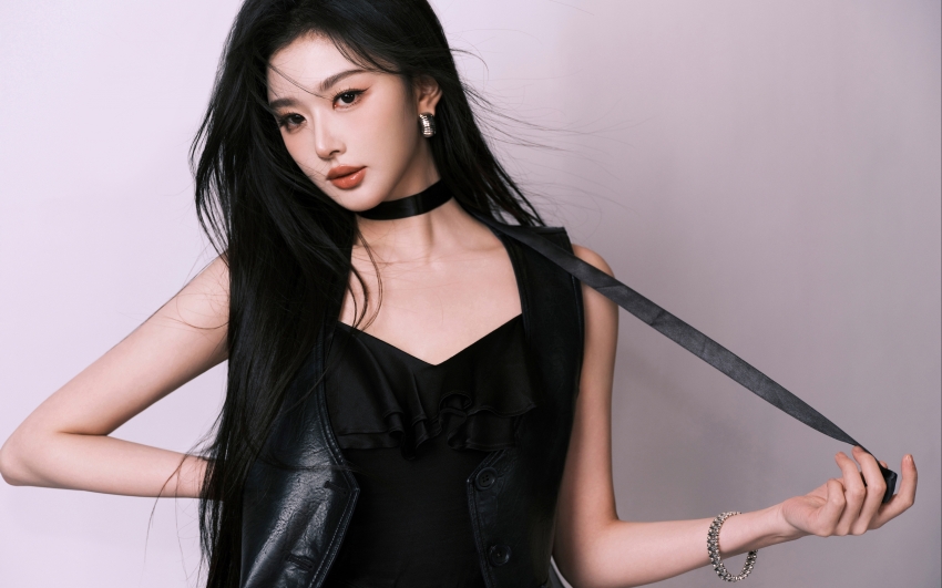 黑色套装美女孔雪儿 4K壁纸 3840x2400